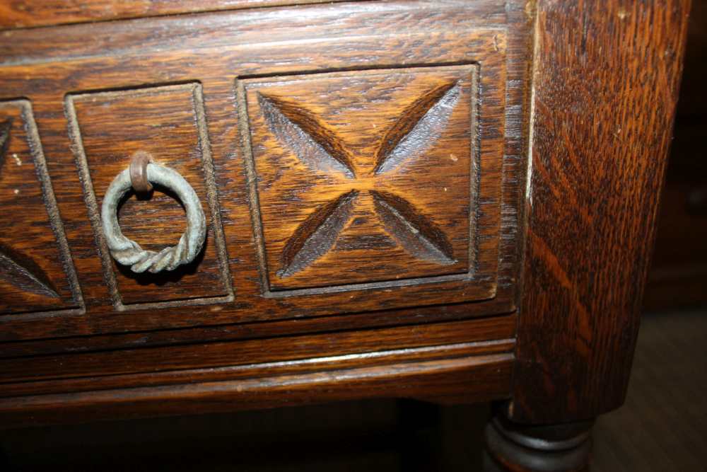 A REPRODUCTION OAK FINISHED RECTANGULAR TOPPED SIDE TABLE with single frieze drawer, over baluster - Image 2 of 2