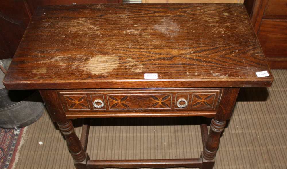 A REPRODUCTION OAK FINISHED RECTANGULAR TOPPED SIDE TABLE with single frieze drawer, over baluster