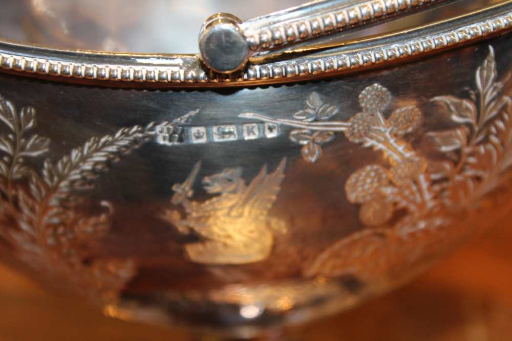 A HALLMARKED SILVER SWING HANDLED PEDESTAL BOAT SHAPED BOWL with engraved armorial crest (249g) - Image 3 of 6