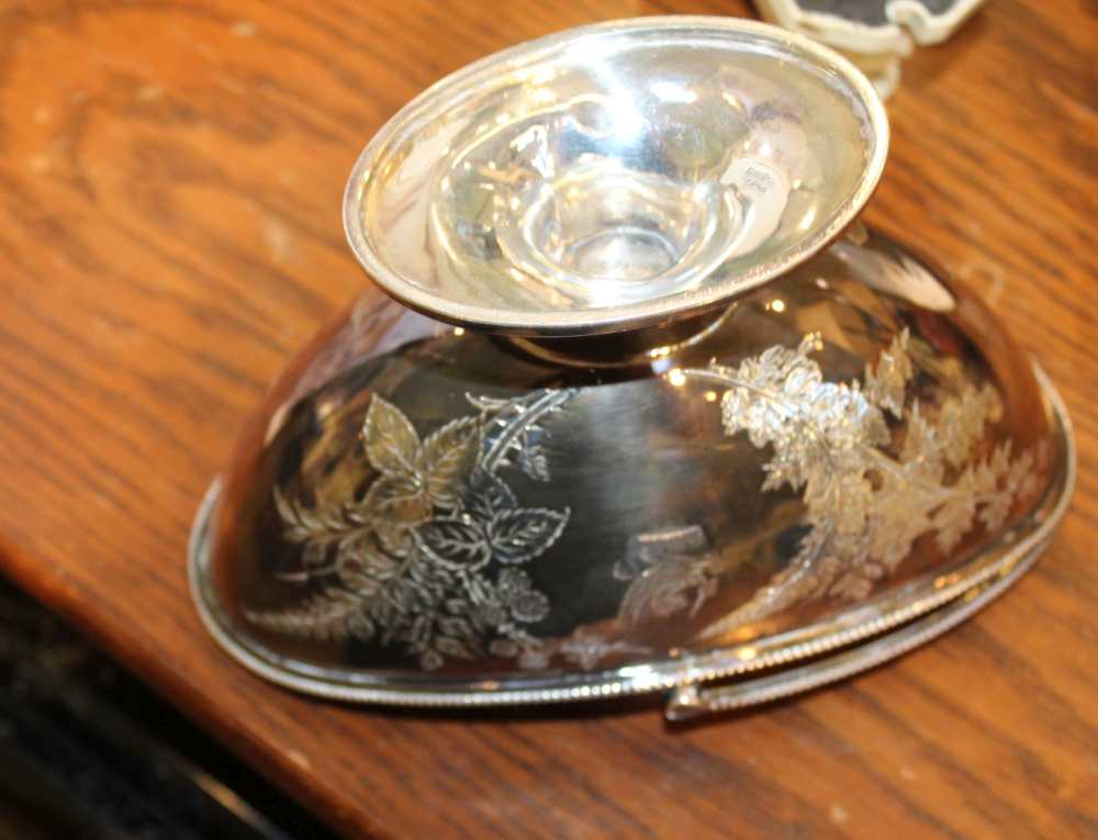 A HALLMARKED SILVER SWING HANDLED PEDESTAL BOAT SHAPED BOWL with engraved armorial crest (249g) - Image 4 of 6