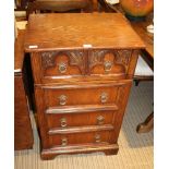 AN OAK FINISHED FAUX DRAWER FRONTED HI FI CABINET