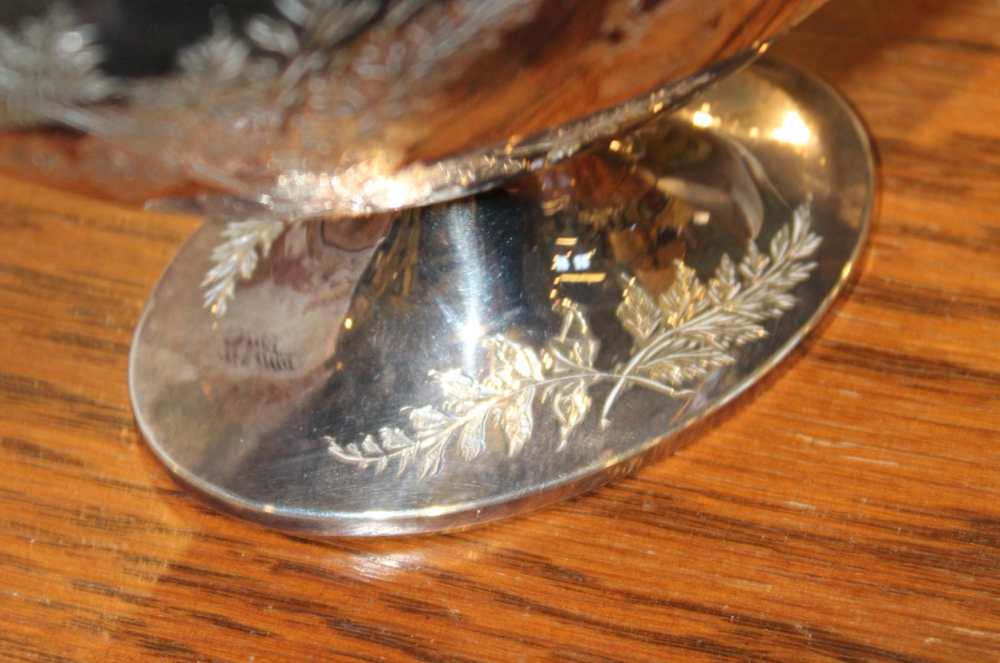 A HALLMARKED SILVER SWING HANDLED PEDESTAL BOAT SHAPED BOWL with engraved armorial crest (249g) - Image 5 of 6