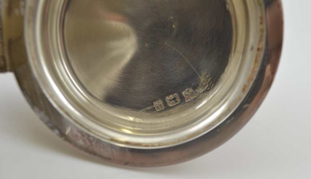 WILLIAM COMYNS & SONS LTD AN EARLY 20TH CENTURY SILVER LIDDED HOT WATER / MILK JUG with cane bound - Image 4 of 4