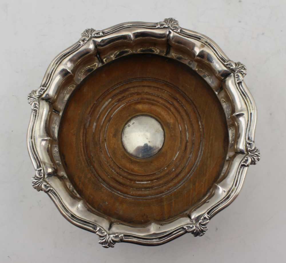 JONATHAN HAYNE A GEORGE IV SILVER BOTTLE COASTER, decorative lobed gallery, turned wood base with - Image 2 of 4