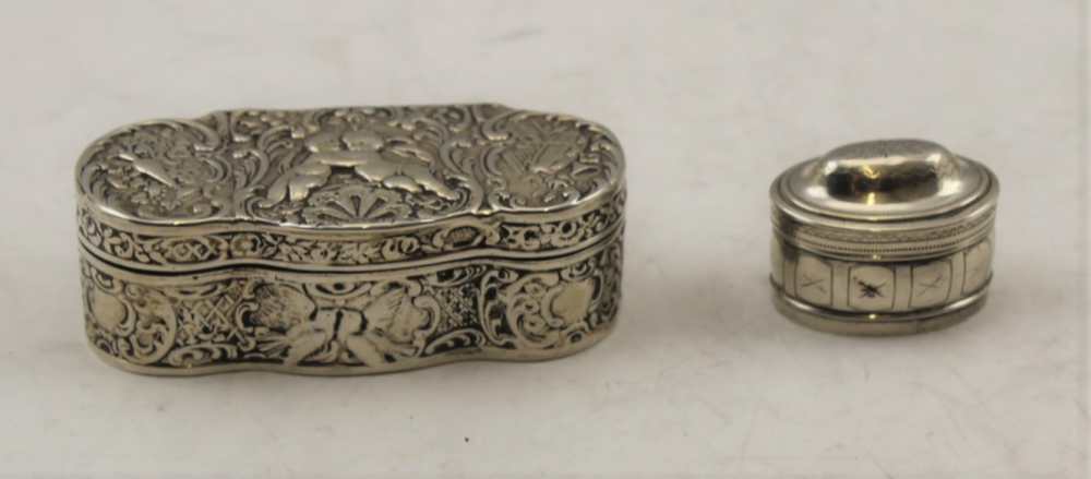 A GEORGIAN SILVER NUTMEG GRATER with removable dome cover, incised decoration, oval form, 3cm x 2cm,