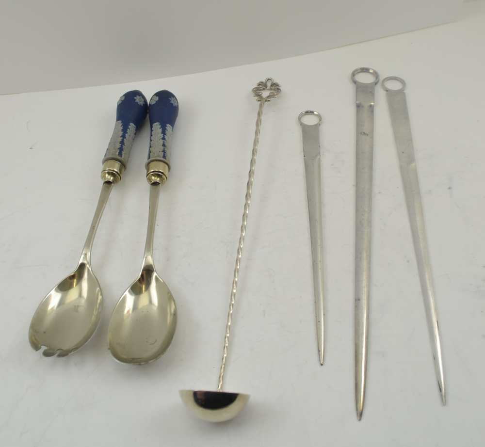 A PAIR OF WEDGWOOD BLUE CAMEO CERAMIC HANDLED SALAD SERVERS, three 19th century plated meat skewers,