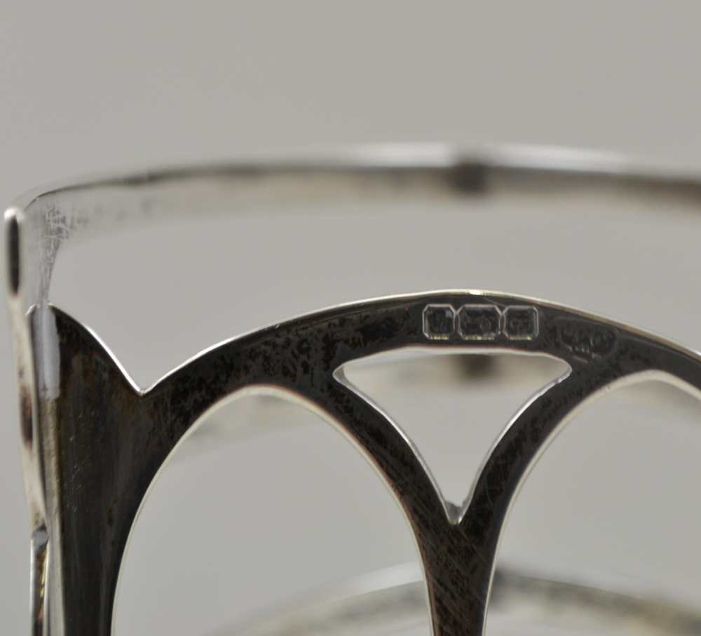 WILLIAM HUTTON & SONS LTD A SILVER SIX DIVISION TOAST RACK of perpendicular arch form, Sheffield - Image 2 of 3