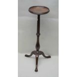 A FIRST QUARTER 20TH CENTURY MAHOGANY JARDINIERE STAND, having saucer top, on turned baluster column
