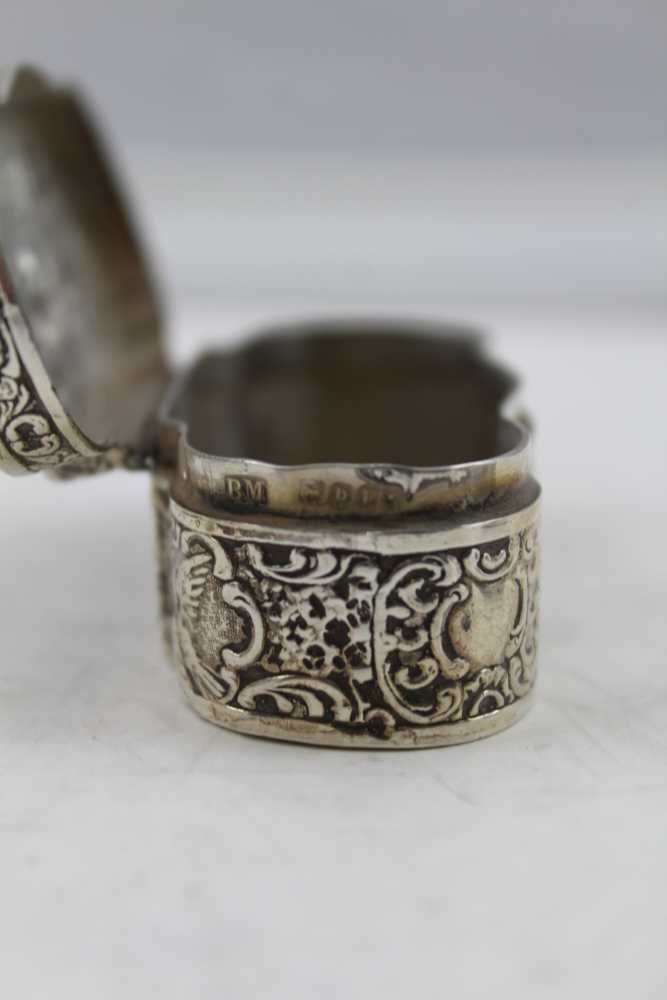 A GEORGIAN SILVER NUTMEG GRATER with removable dome cover, incised decoration, oval form, 3cm x 2cm, - Image 4 of 4