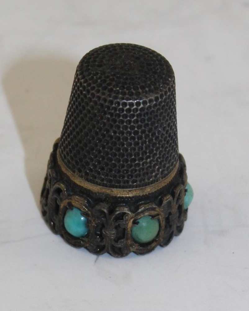 A LATE VICTORIAN SILVER MOUNTED BREAD FORK, together with; a sterling thimble case with ring - Image 5 of 7