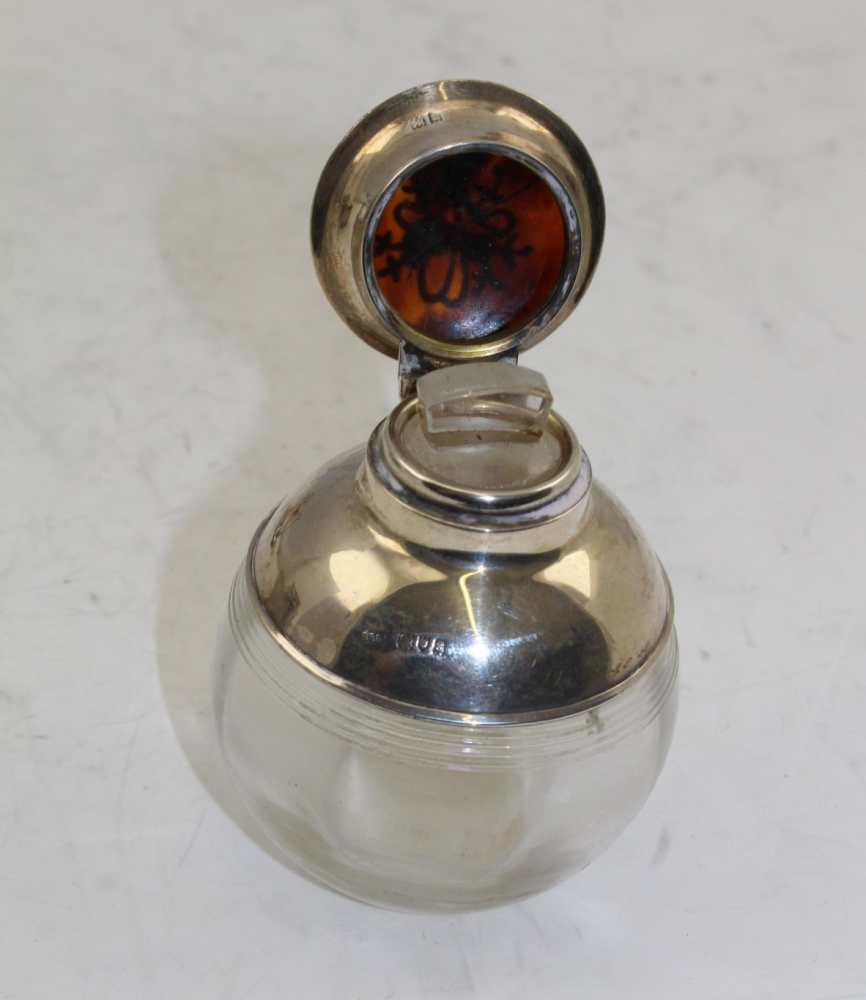 AN EARLY 20TH CENTURY SILVER MOUNTED GLASS SCENT BOTTLE with inlaid tortoiseshell cover, London - Image 2 of 7