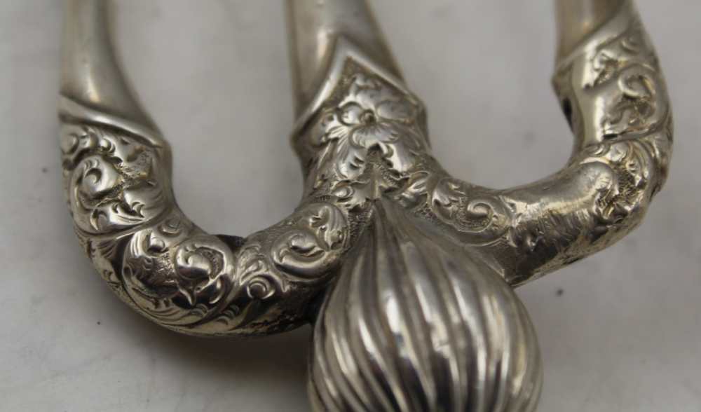 A LATE VICTORIAN SILVER MOUNTED BREAD FORK, together with; a sterling thimble case with ring - Image 7 of 7