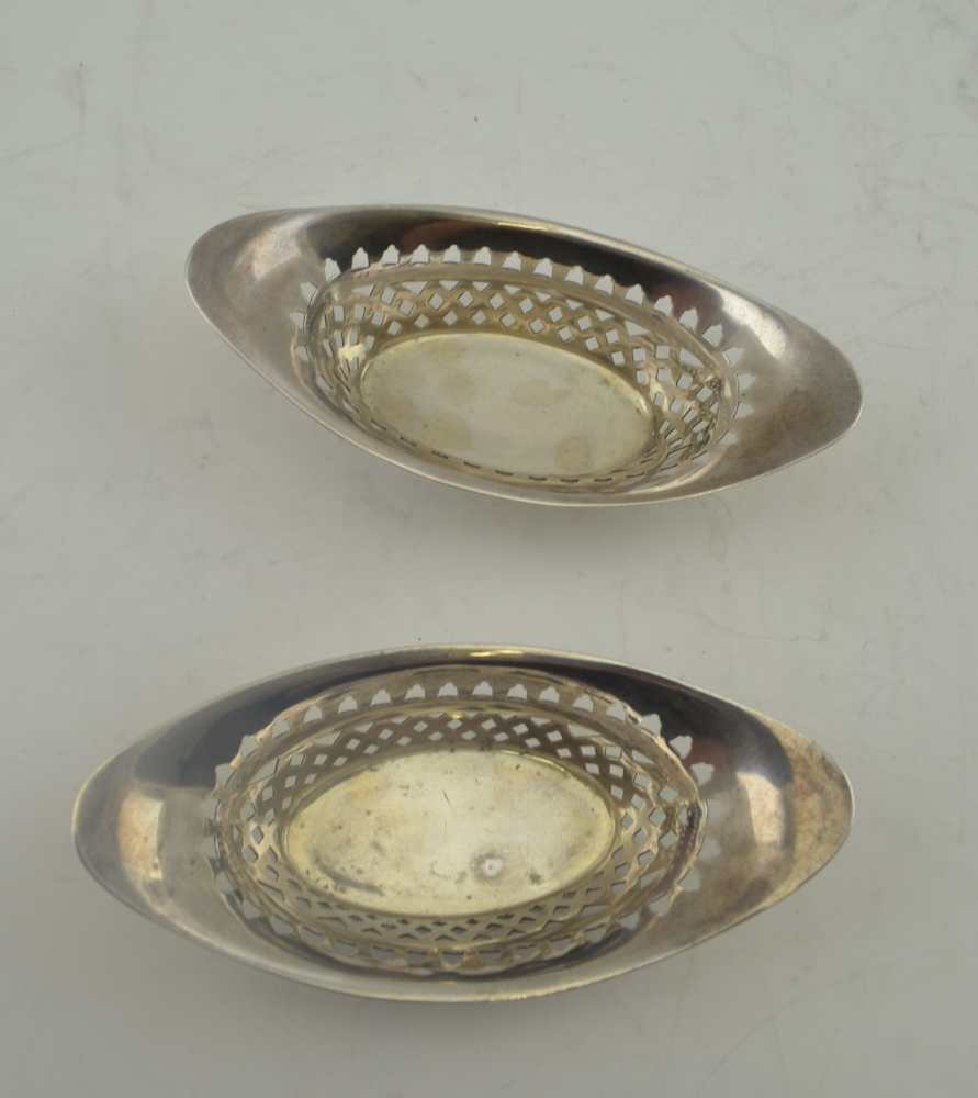 ATKIN BROTHERS A PAIR OF VICTORIAN SILVER BON-BON DISHES of pierced boat form, Sheffield 1895, - Image 3 of 4