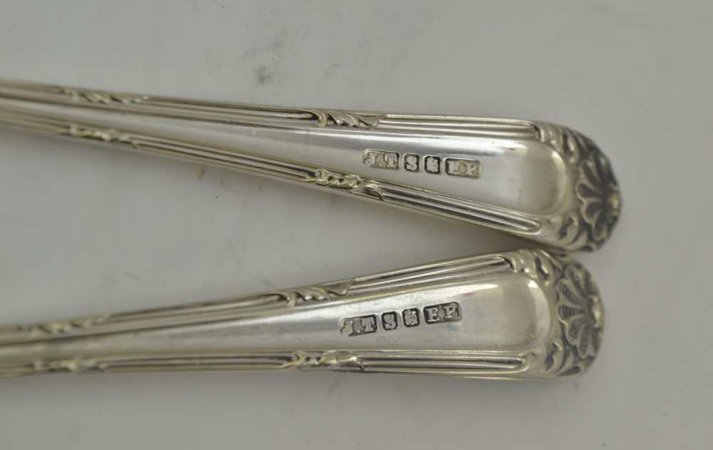 A PAIR OF NOVELTY GRAPE SCISSORS, with golf club and ball modelled handles, a pair of claw cast - Image 3 of 6