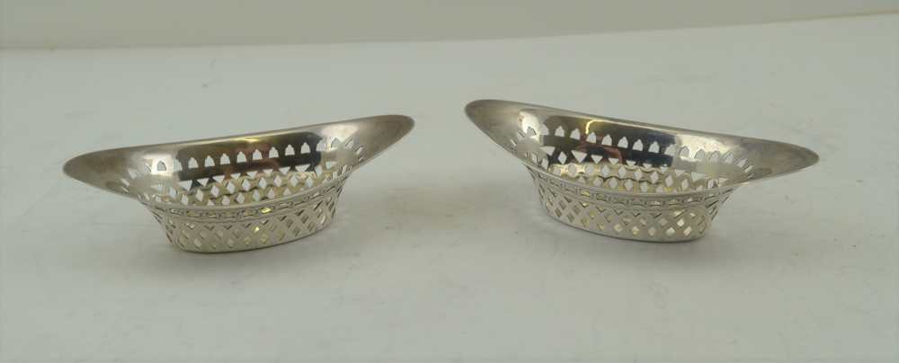 ATKIN BROTHERS A PAIR OF VICTORIAN SILVER BON-BON DISHES of pierced boat form, Sheffield 1895,