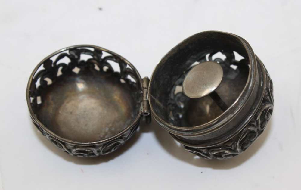 A LATE VICTORIAN SILVER MOUNTED BREAD FORK, together with; a sterling thimble case with ring - Image 4 of 7