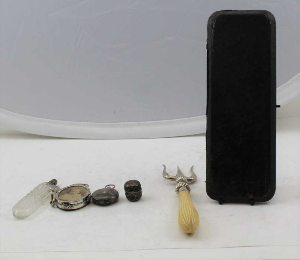 A LATE VICTORIAN SILVER MOUNTED BREAD FORK, together with; a sterling thimble case with ring - Image 2 of 7