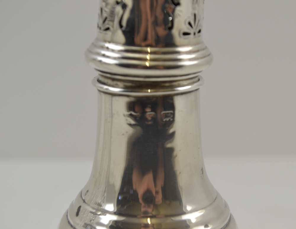 A GEORGIAN DESIGN SILVER SUGAR CASTER of baluster form, 14cm high, Birmingham 1923, together with - Image 5 of 5