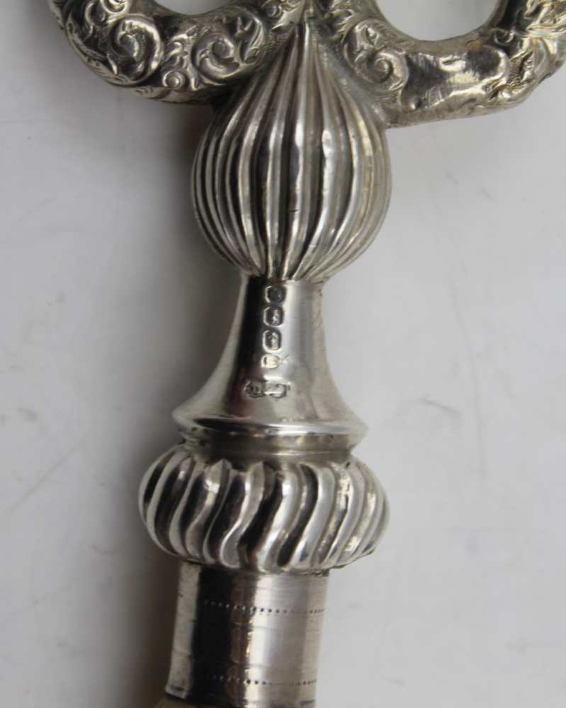 A LATE VICTORIAN SILVER MOUNTED BREAD FORK, together with; a sterling thimble case with ring - Image 6 of 7