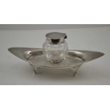 CHARLES & GEORGE ASPREY AN EDWARDIAN SILVER INKWELL, the stand raised on four feet, the facet