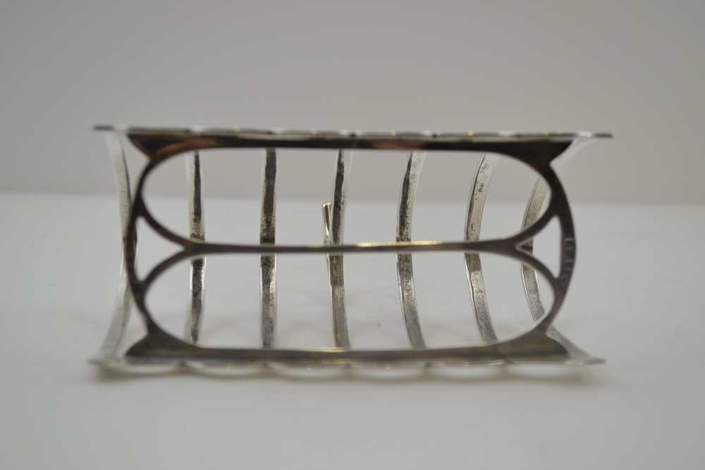 WILLIAM HUTTON & SONS LTD A SILVER SIX DIVISION TOAST RACK of perpendicular arch form, Sheffield - Image 3 of 3