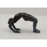 A BRONZE ETRUSCAN GYMNAST, after the antique, 6cm high