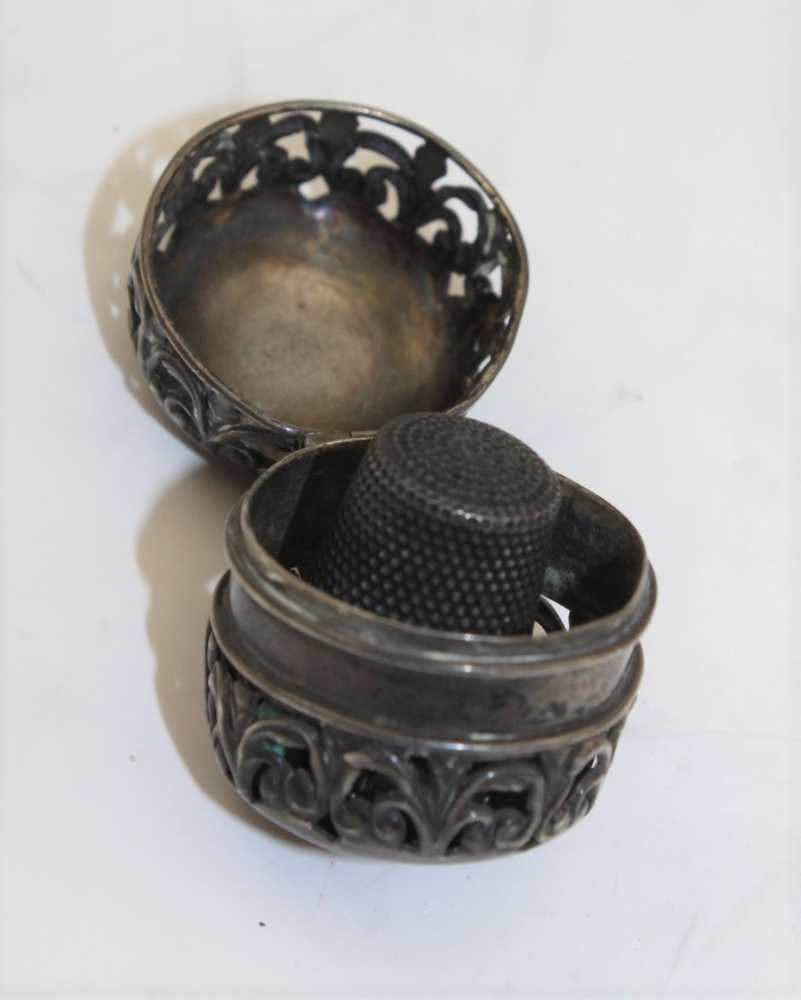 A LATE VICTORIAN SILVER MOUNTED BREAD FORK, together with; a sterling thimble case with ring - Image 3 of 7