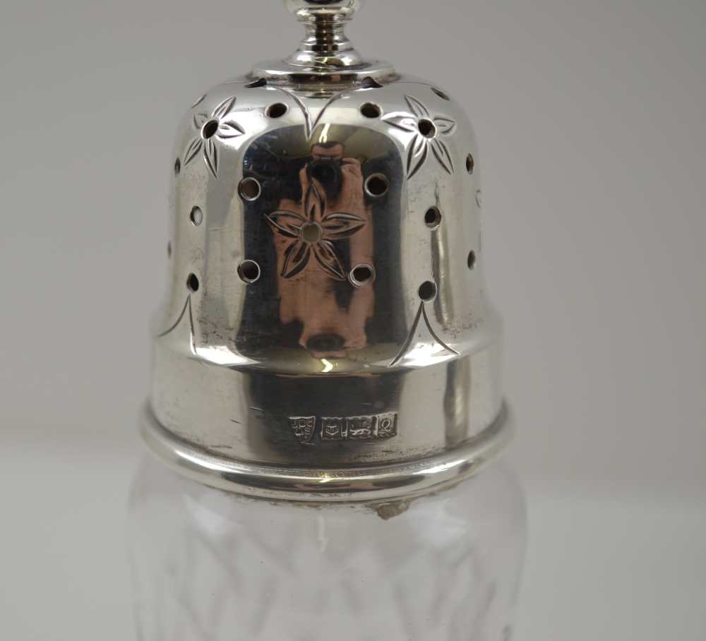 A GEORGIAN DESIGN SILVER SUGAR CASTER of baluster form, 14cm high, Birmingham 1923, together with - Image 4 of 5