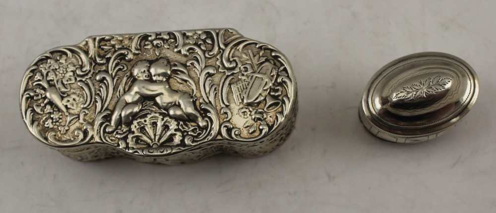 A GEORGIAN SILVER NUTMEG GRATER with removable dome cover, incised decoration, oval form, 3cm x 2cm, - Image 2 of 4