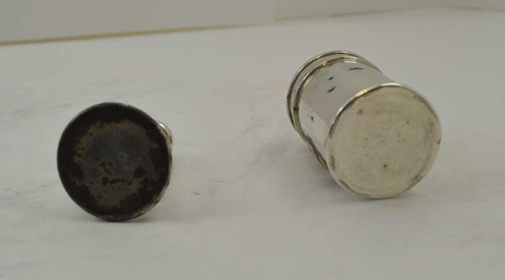 A COLLECTION OF MISCELLANEOUS ITEMS to include; a silver plated pepper pot, bearing a coat of - Image 3 of 3