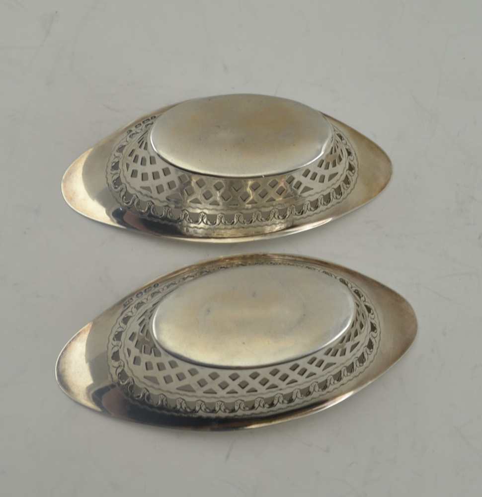 ATKIN BROTHERS A PAIR OF VICTORIAN SILVER BON-BON DISHES of pierced boat form, Sheffield 1895, - Image 2 of 4