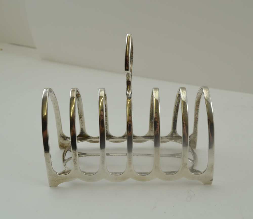 WILLIAM HUTTON & SONS LTD A SILVER SIX DIVISION TOAST RACK of perpendicular arch form, Sheffield