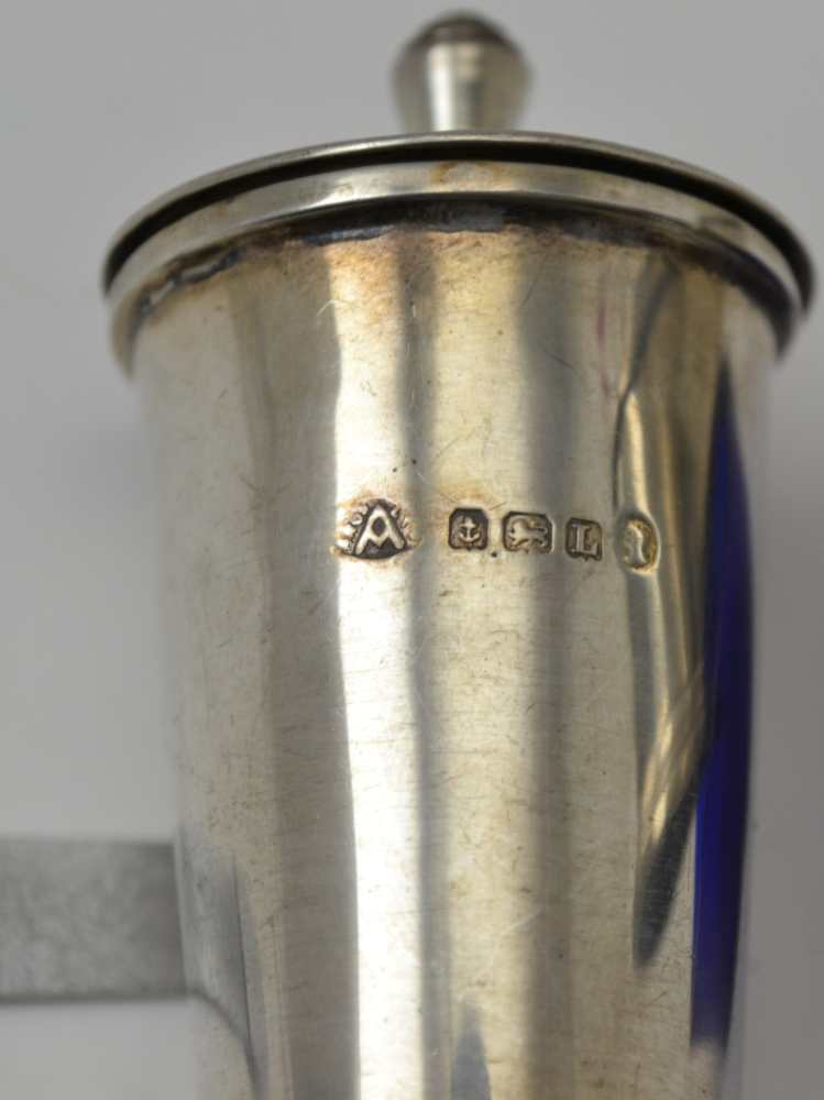 AN ART DECO THREE PIECE SILVER CONDIMENT SET, Birmingham 1935, comprising; salt, pepper pot and - Image 3 of 4