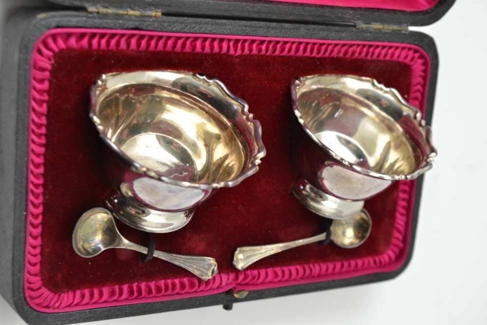 ATKIN BROTHERS A CASED PAIR OF SILVER SALTS & SPOONS, in satin and velvet lined case, the salts - Image 4 of 6