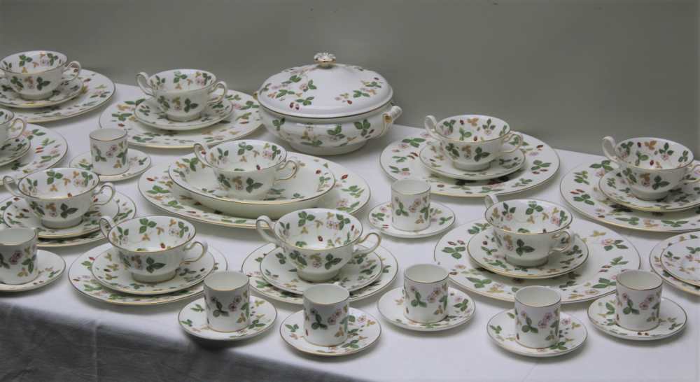 A WEDGWOOD 'WILD STRAWBERRY' TEA / DINNER SERVICE, comprising; lidded tureen, one oval serving bowl, - Image 2 of 5