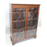 AN EARLY 20TH CENTURY MAHOGANY BOOKCASE, having satinwood strung rectangular top, over twin astral