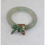 A RING FORM JADE PENDANT with 14ct gold mount, 4.5cm diameter