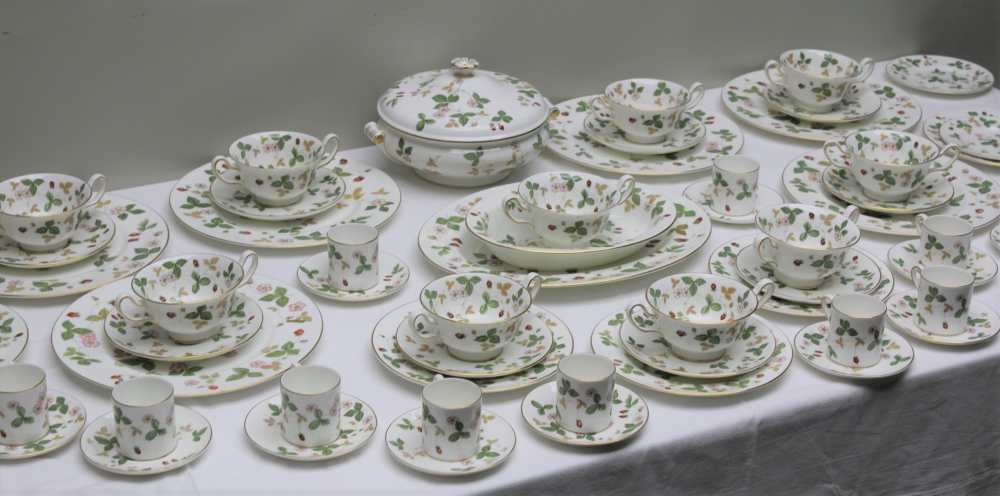 A WEDGWOOD 'WILD STRAWBERRY' TEA / DINNER SERVICE, comprising; lidded tureen, one oval serving bowl, - Image 3 of 5