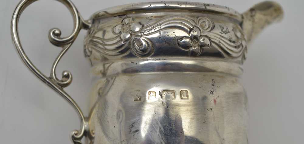 AN ART NOUVEAU SILVER CREAM JUG Birmingham 1903 together with a silver Christening mug, Birmingham - Image 2 of 5