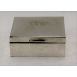 WILLIAM COMYNS A small Edwardian silver cigarette box, cedar lined, London 1907, 9cm wide