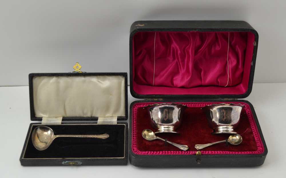 ATKIN BROTHERS A CASED PAIR OF SILVER SALTS & SPOONS, in satin and velvet lined case, the salts