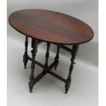 A LATE 19TH / EARLY 20TH CENTURY MAHOGANY FINISHED OVAL TOPPED COACHING TABLE, supported on