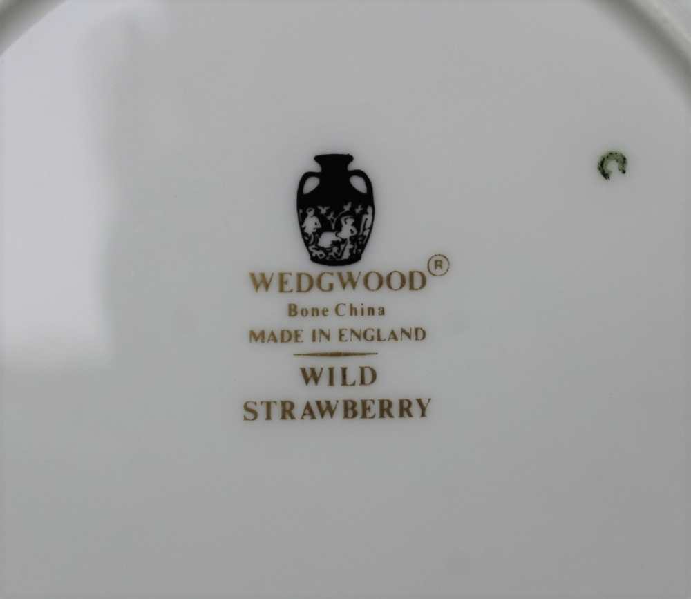 A WEDGWOOD 'WILD STRAWBERRY' TEA / DINNER SERVICE, comprising; lidded tureen, one oval serving bowl, - Image 5 of 5