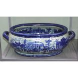 A REPRODUCTION BLUE & WHITE TRANSFER DECORATED POTTERY FOOT BATH