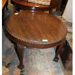 A MAHOGANY FINISHED CIRCULAR TOPPED COFFEE TABLE with rope work design edge, on carved cabriole legs