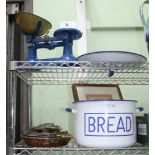 A SELECTION OF KITCHEN COPPER PANS with brass handles, together with a large enamelled bread