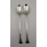 WALKER & HALL, A PAIR OF SILVER SALAD SERVERS, Onslow pattern, Sheffield 1927, combined weight; 161g