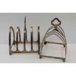 E.S. BARNSLEY & CO., A PAIR OF SILVER TOAST RACKS, the divisions of perpendicular arch form,