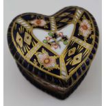 AN EDWARDIAN ROYAL CROWN DERBY BONE CHINA HEART SHAPE TRINKET BOX with cover, decorated and gilded