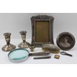 A QUANTITY OF MISCELLANEOUS SILVER MOUNTED ITEMS, to include; a magnifying glass, pair of